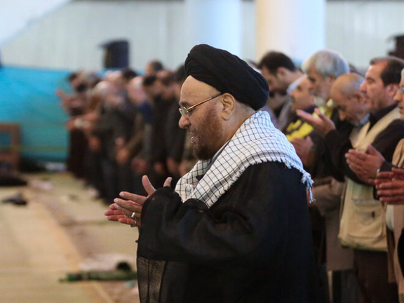 امام جمعه اصفهان: صدای شکستن استخوانهای اقتصاد آمریکا را میشنویم