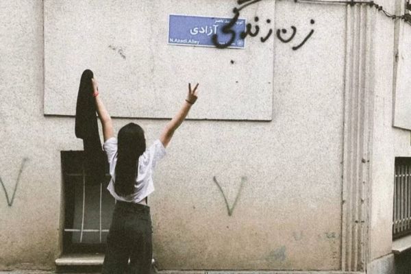 مع تصاعد ظاهرة "خلع الحجاب".. السلطات الإيرانية تغلق الأماكن "غير الملتزمة"
