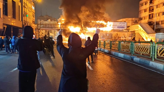 متظاهر مصاب في طهران: عناصر أمنية إيرانية أطلقت النار على المحتجين من مبانٍ إدارية