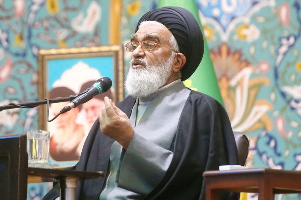 نماینده خامنهای در قم: دست دادن دختر پزشکیان به جای او با مقام زن خارجی، حفظ ارزشهاست