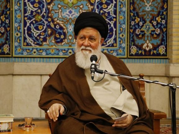 امام جمعه مشهد: مقامات آمریکا بزدلاند که ۶ میلیارد دلار برای آزادی جاسوسهایشان دادند