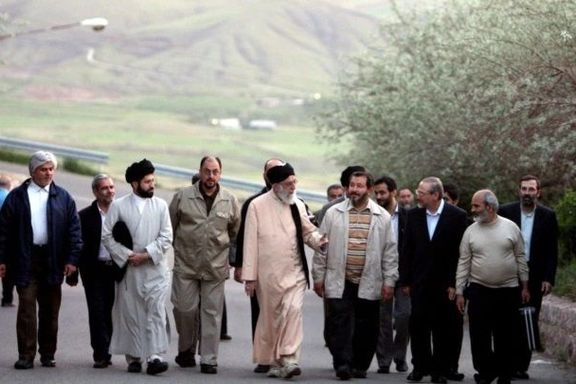 وحید حقانیان در کنار علی خامنهای، کوه آبیدر سنندج، اردیبهشت ۱۳۸۸