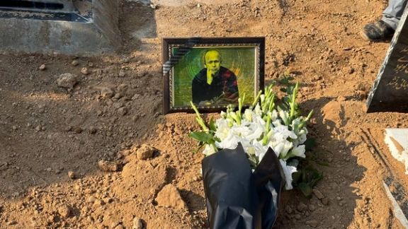 وسط إجراءات أمنية.. دفن جثمان الناشط السياسي الإيراني إبراهيم نبوي في مقبرة "بهشت زهرا"