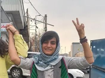 ناشطة إيرانية تهدي جائزتها في "حرية الصحافة" للصحافيين الفلسطينيين