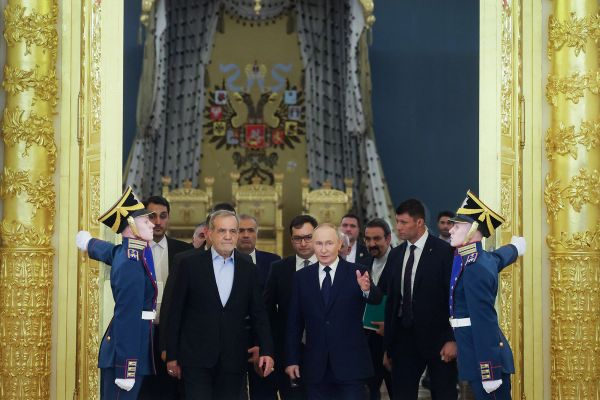 Putin gifts a traditional samovar to Iran's president