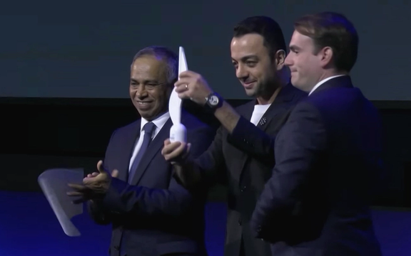 نشان شجاعت سال ۲۰۲۴ نشست ژنو به ایراناینترنشنال اهدا شد