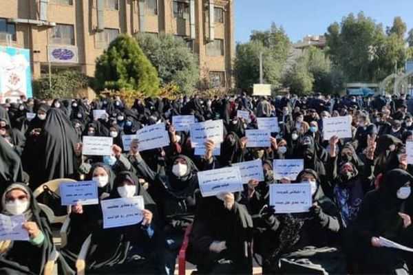 "التربية والتعليم" تهدد المعلمين الإيرانيين المشارکين في التجمعات الاحتجاجيّة