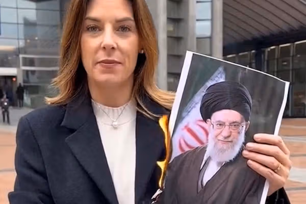 نماینده ایتالیا در پارلمان اروپا تصویر خامنهای را آتش زد و خواستار سقوط دیکتاتور تهران شد