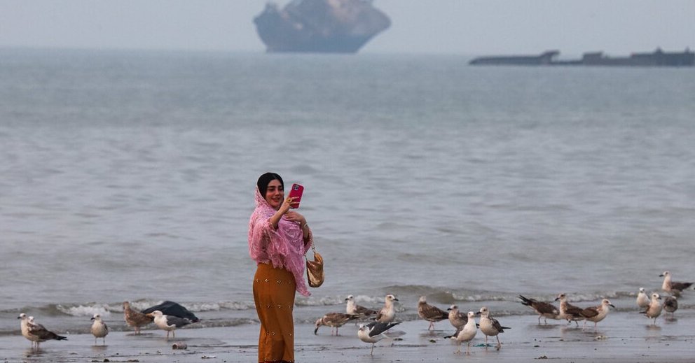 US-Iran talks focused on phased deal to reopen Hormuz