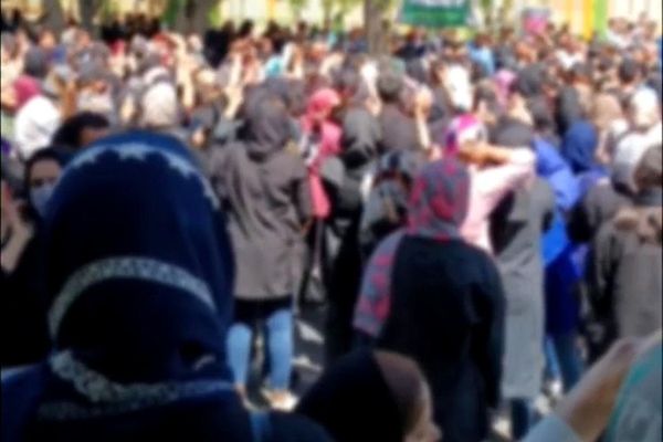تجمعات احتجاجية ومواجهات مع قوات الأمن وسط إيران بسبب الهجمات الكيماوية على المدارس