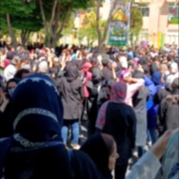 مردم شاهینشهر در اعتراض به حملات شیمیایی به مدارس تجمع کردند؛ حمله سرکوبگران به معترضان