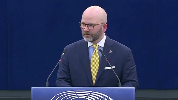 ممثل السويد في برلمان أوروبا: يجب إدراج الحرس الثوري في قائمة الإرهاب وإغلاق سفارات إيران