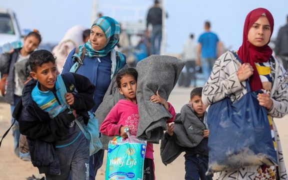 آوارگان فلسطینی در حال بازگشت به منازل خود در شمال نوار غزه، ۲۷ فروردین