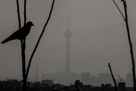 نمایی از برج میلاد در میان مه غلیظ ناشی از آلودگی هوا، تهران، نوامبر ۲۰۲۵