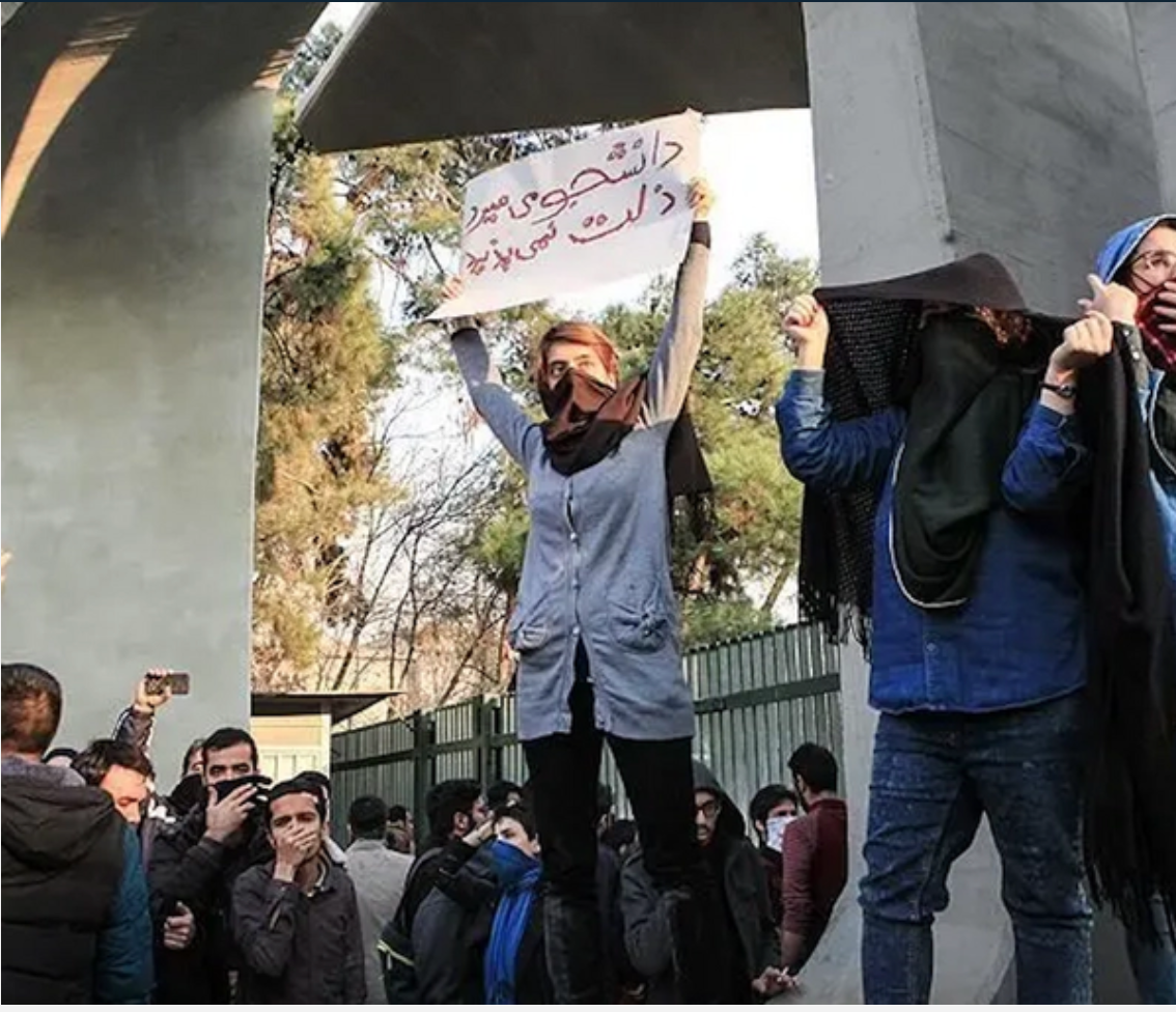 تصاعد القمع في إيران عشية ذكرى الاحتجاجات.. "عزل وإيقاف" 10 أساتذة جامعات في يوم واحد