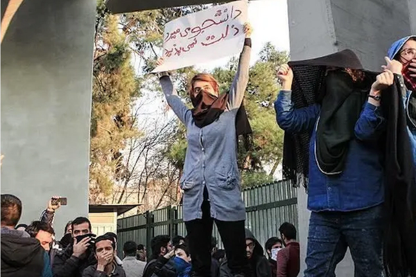 تصاعد القمع في إيران عشية ذكرى الاحتجاجات.. "عزل وإيقاف" 10 أساتذة جامعات في يوم واحد