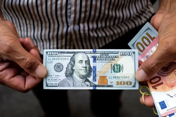 وسط مخاوف من هجوم إسرائيلي.. الدولار والذهب يحطمان أرقامًا قياسية والبورصة تتراجع في إيران