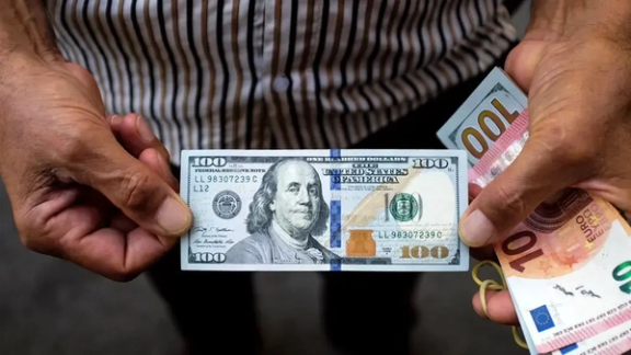 وسط مخاوف من هجوم إسرائيلي.. الدولار والذهب يحطمان أرقامًا قياسية والبورصة تتراجع في إيران