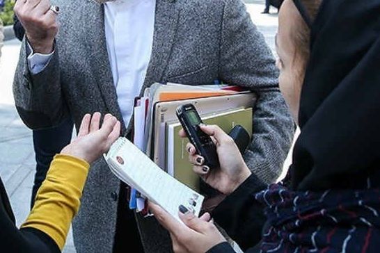 روزنامه اعتماد روایت ۱۴ خبرنگار زن را منتشر کرده كه به توليد و فروش پوشاک مشغول شدهاند