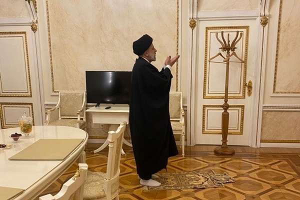 Iran Presents Raisi's Prayer At Kremlin As 'Spiritual Victory'