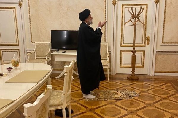 إشادة جماعية لأئمة الجمعة في عموم إيران بصلاة "رئيسي" في الكرملين: "حدث مهم"