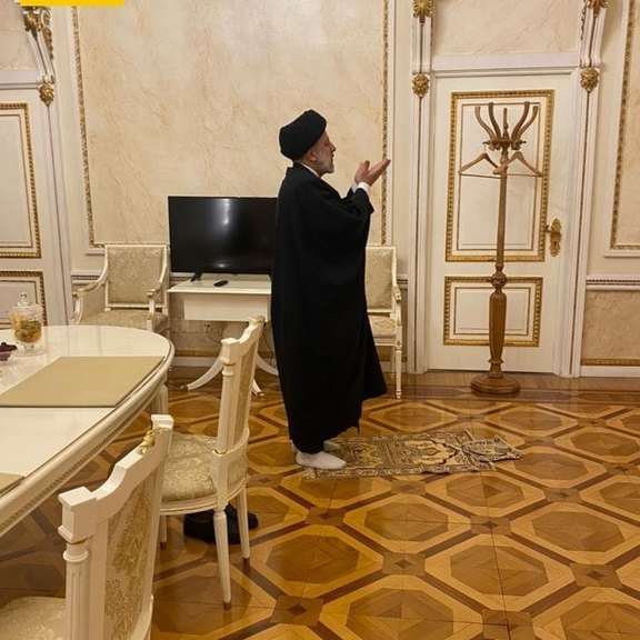 Iran's President Ebrahim Raisi praying in the Kremlin on January 19, 2022