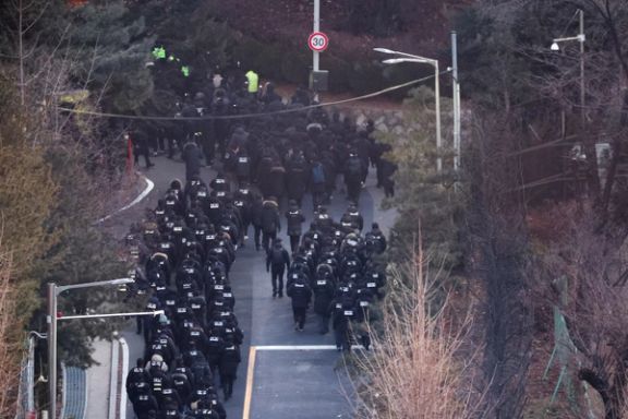 فسران پلیس و بازرسان دفتر تحقیقات فساد برای مقامات عالیرتبه در حال ورود به اقامتگاه رسمی یون سوک یول، رییسجمهوری استیضاحشده کره جنوبی، سئول ۲۶ دی