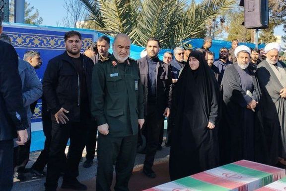 حضور زینب سلیمانی در مراسم تشییع جنازه کشتهشدگان انفجارهای کرمان