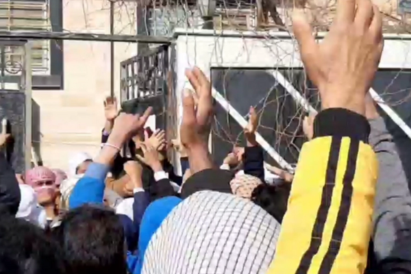 متظاهرون أمام منزل رجل الدين السني مولوي كركيج احتجاجا على استدعائه أمام القضاء الإيراني
