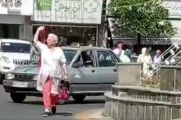 People Prevent Police From Arresting Woman Protesting Hijab In Iran