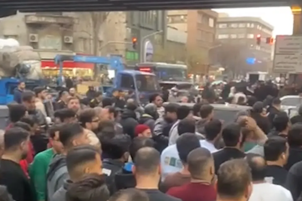 احتجاج المواطنين والتجار في طهران بسبب العملة وسوء الأوضاع الاقتصادية