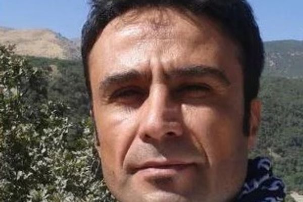 بابک بهرامی، فعال مدنی، جهت اجرای حکم حبس به اتهام توهین به رهبری به زندان مریوان منتقل شد