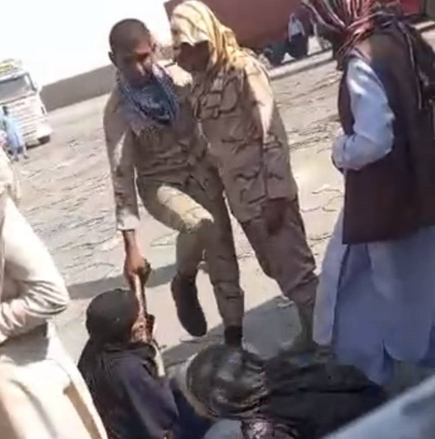 "لامتصاص الغضب الشعبي".. السلطات الإيرانية تعلن التحقيق مع جندي اعتدى على سيدتين مسنتين