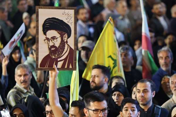 شكوك حول اطلاع مجتبى خامنئي على تفاصيل المفاوضات مع واشنطن وغموض بشأن التنسيق مع قاليباف