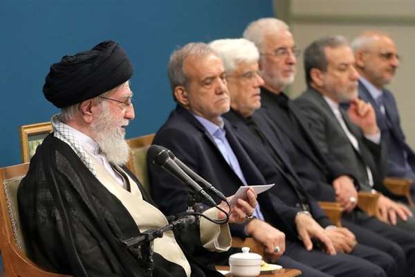 هل سيدخل النظام الإيراني الحرب دعمًا لـ "حزب الله" بعد عودة بزشكيان من نيويورك؟