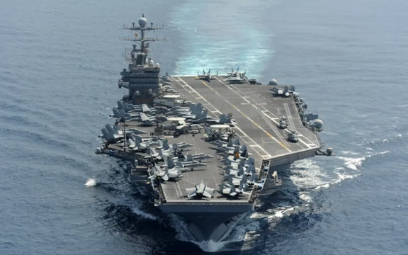 ناو هواپیمابر تئودور روزولت در حال خروج از خاورمیانه و بازگشت به آمریکاست