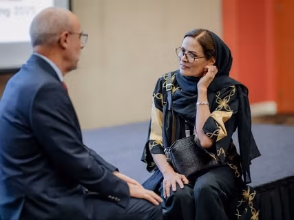 تُحذف بعد ساعات.. صور لقاء مباشر بين مسؤولة إيرانية ودبلوماسي إسرائيلي تثير جدلا واسعا