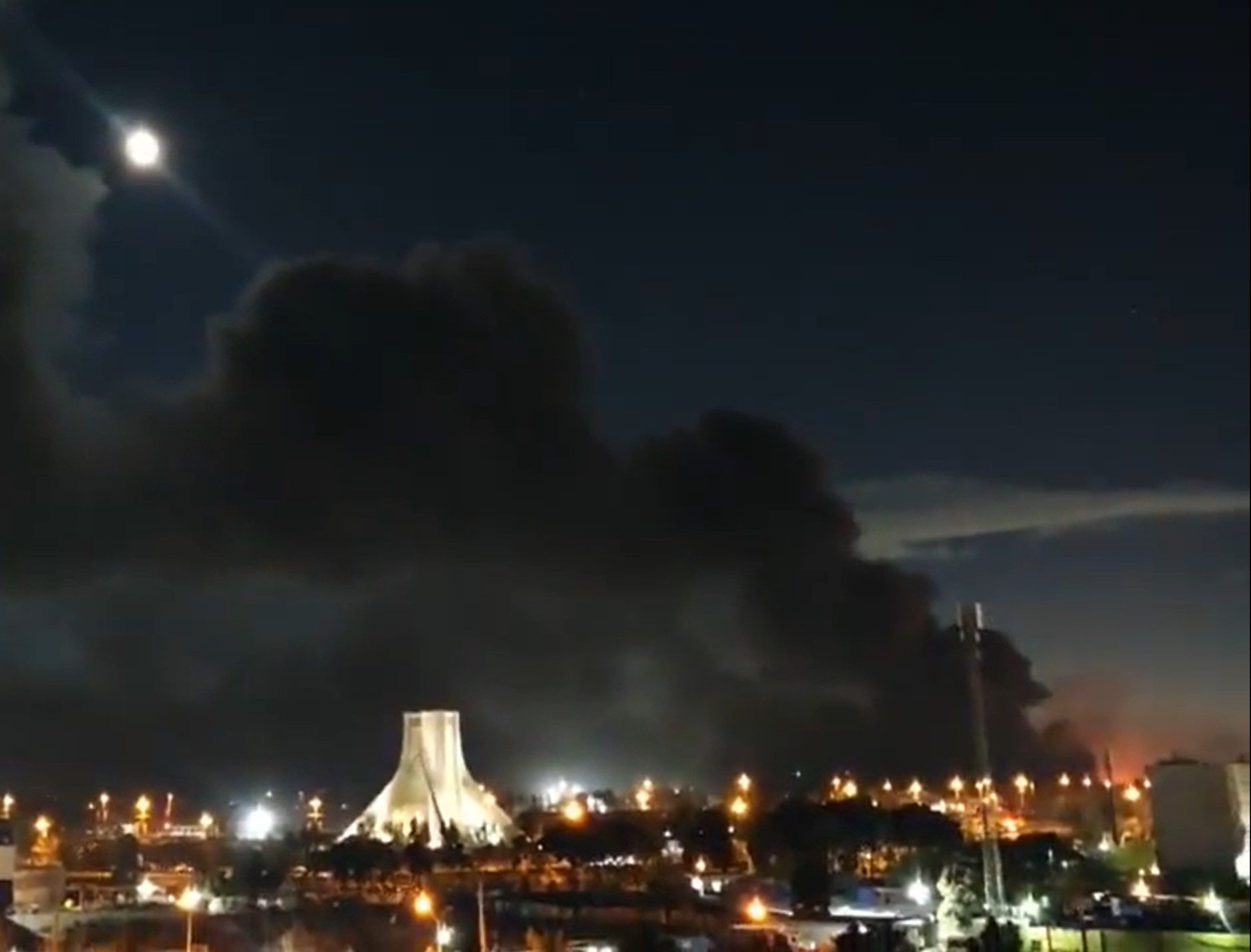 بامداد دوشنبه تهران هدف حملات هوایی گسترده قرار گرفت