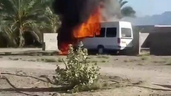 مواطنون يحرقون حافلة صناديق الاقتراع بمدينة سروان في بلوشستان إيران