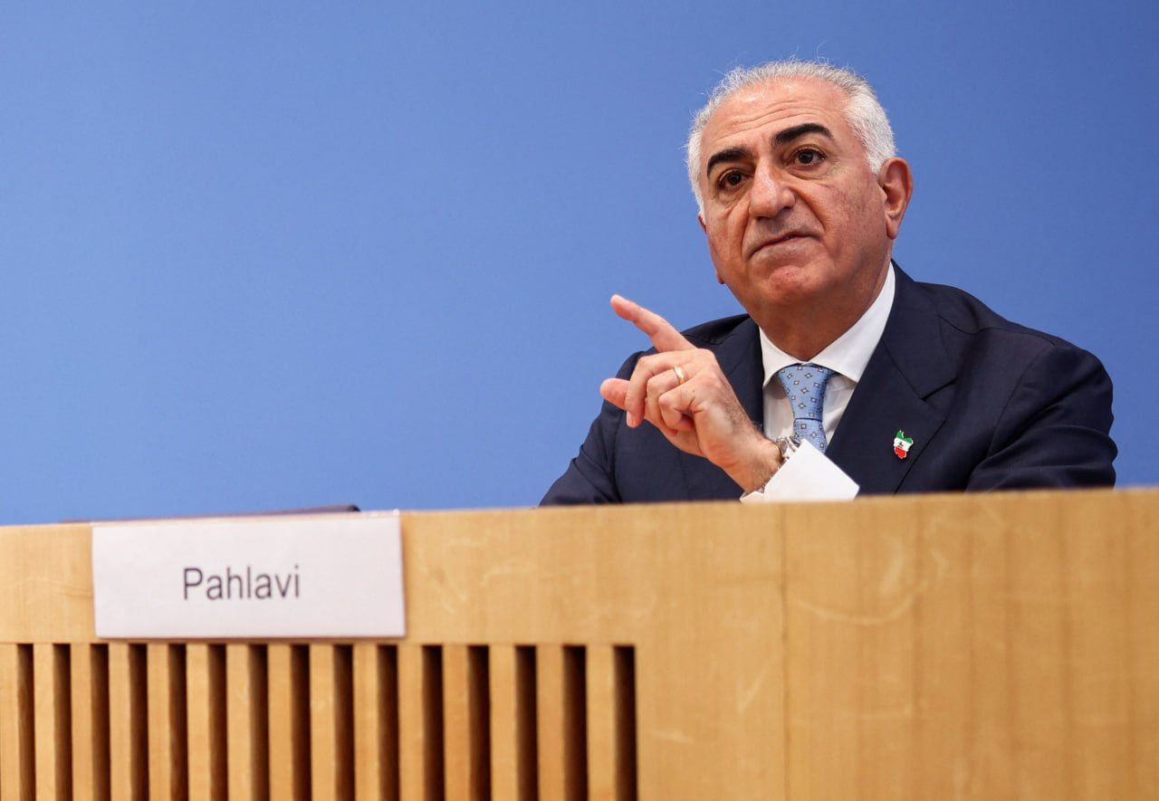 دفتر شاهزاده پهلوی: همزمان با دفن بقایای جنایتکار اعظم، ایرانیان جهان به خیابان می‌آیند