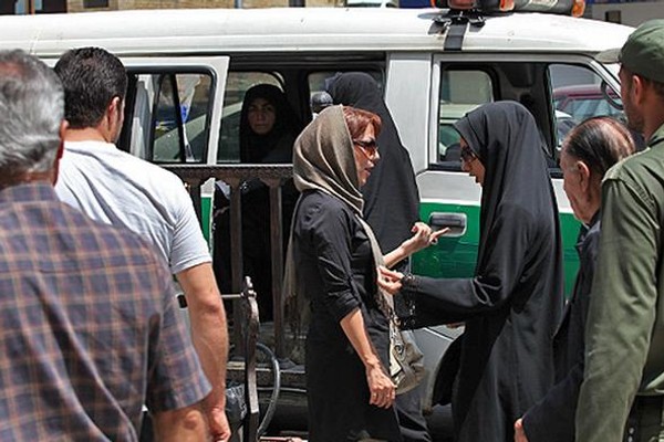 الرئيس الإيراني يأمر بتنفيذ قانون لم ينفذه الرؤساء السابقون حول الحجاب