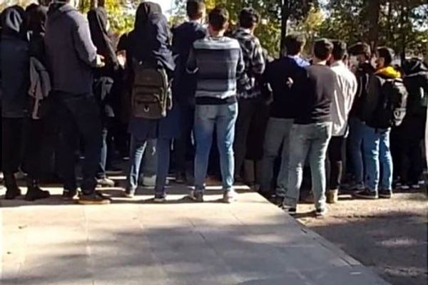 طلاب إيران يواصلون احتجاجهم بالاعتصام للإفراج عن زملائهم والمطالبة بكشف مصير المختفين