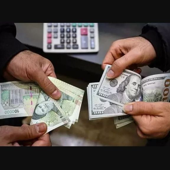 ناکام ماندن دولت در مهار افزایش نرخ دلار همزمان با پیامدهای نابهسامانی بازار و موج گرانی