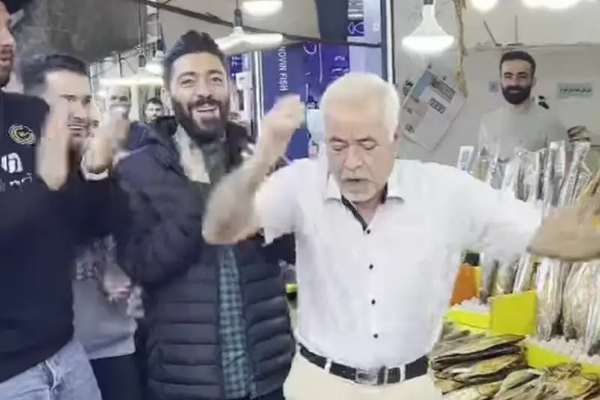 رقصة مسن إيراني تثير جدلا واسعا.. ووزير السياحة يعلق