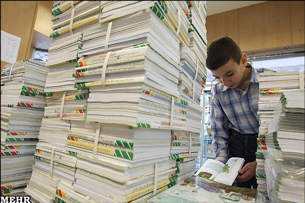 با وجود اصرار حکومت بر آموزش حضوری، کتابهای درسی هنوز توزیع نشدهاند