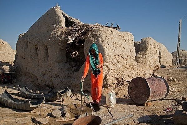 معظم أهالي محافظة سنية إيرانية لا يجدون طعاما سوى "الخبز ومعجون الطماطم"