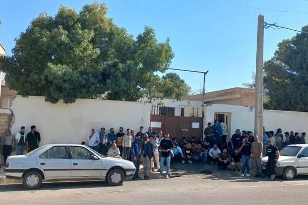 احتجاج لعمال شركة بتروكيماويات في إيران للإفراج عن زملائهم المعتقلين وإعادة المفصولين