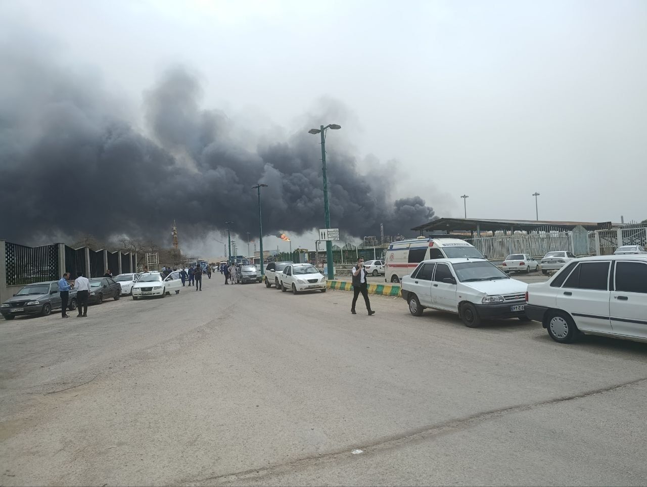 صف خرید پاور بانک و چراغ قوه؛ شهروندان خود را برای ضرب‌الاجل ترامپ آماده می‌کنند