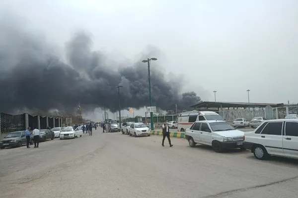 صف خرید پاور بانک و چراغ قوه؛ شهروندان خود را برای ضربالاجل ترامپ آماده میکنند