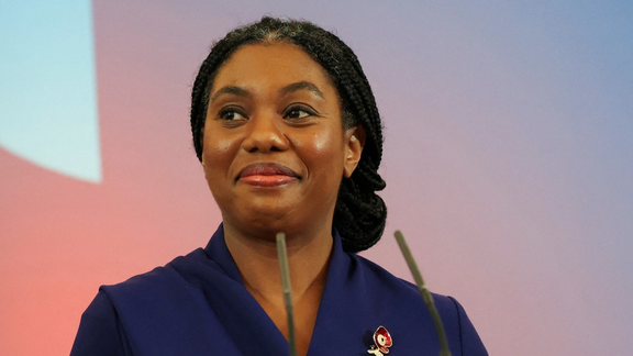 زعيمة حزب المحافظين: بريطانيا لا يمكن أن تكون ملاذًا للقمعيين حال سقوط النظام الإيراني